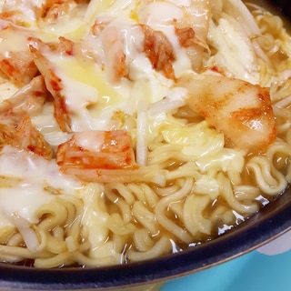 袋麺アレンジ！ピリ辛白菜キムチ＆チーズラーメン♪